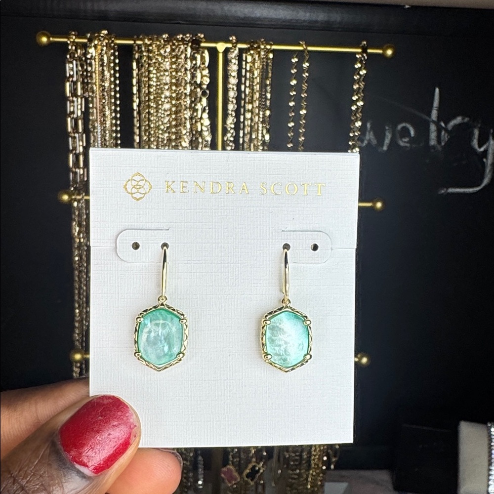 Kendra Scott Daphne Gold Drop Earrings in Light Green Mother-of-Pearl - Picture 2 of 2